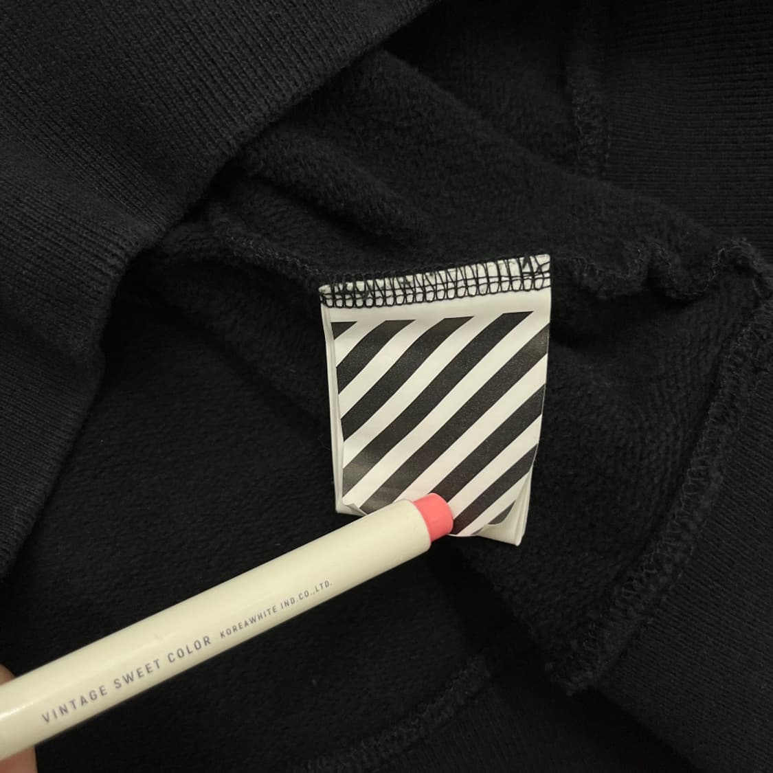 오프화이트 테이프 패치 블랙 맨투맨 상품이미지8