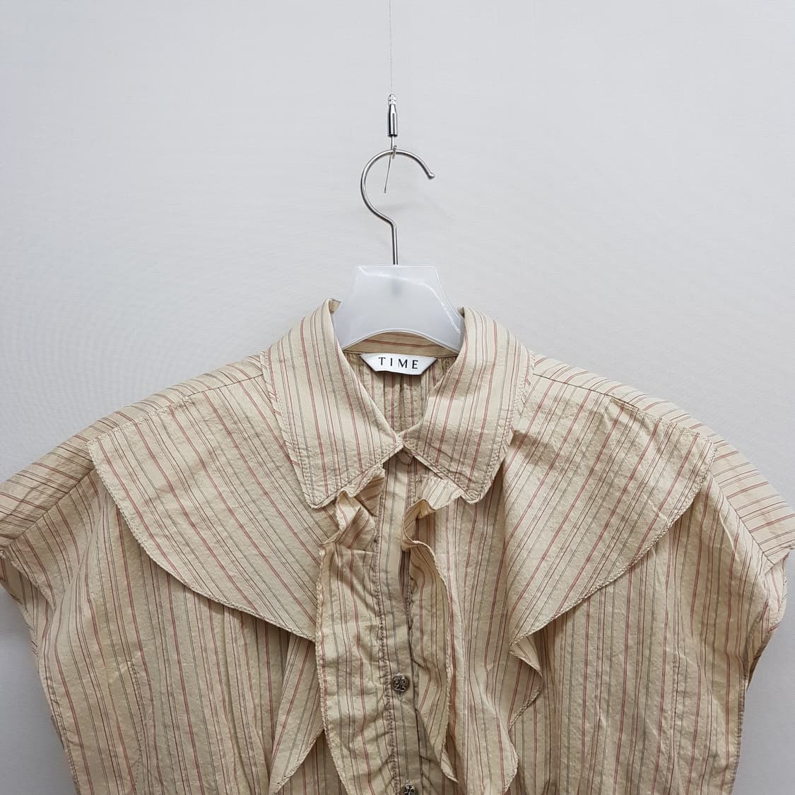 한섬 타임 2022 스트라이프 러플 디테일 블라우스 M사이즈 상품이미지2