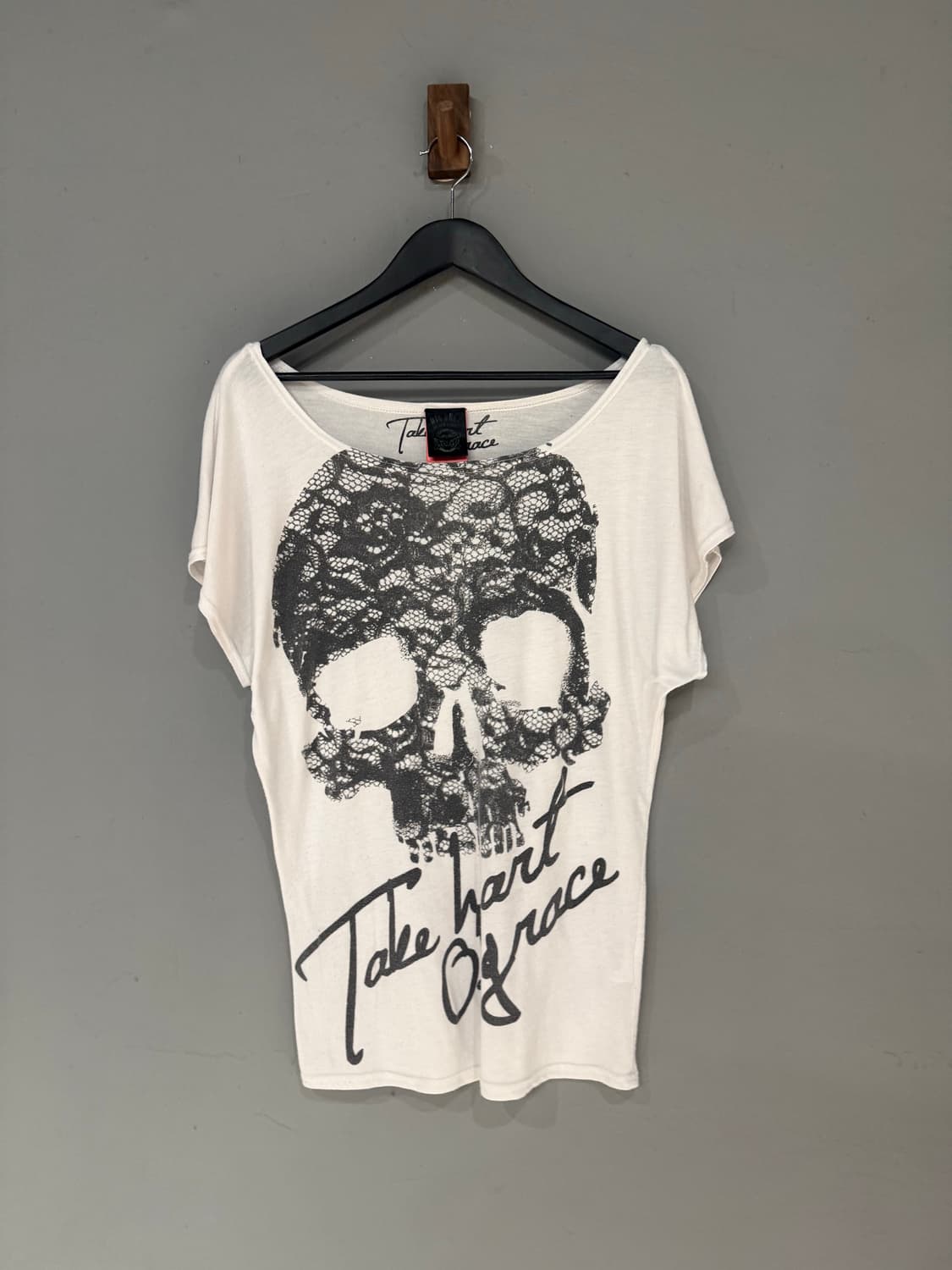 Dig deep lace skull off-shoulder top 상품이미지5