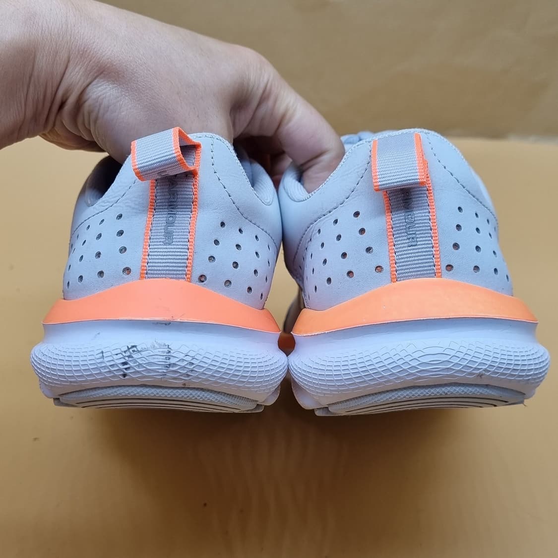 언더아머UA 차지드 어서트8 여성운동화240. 상품이미지4