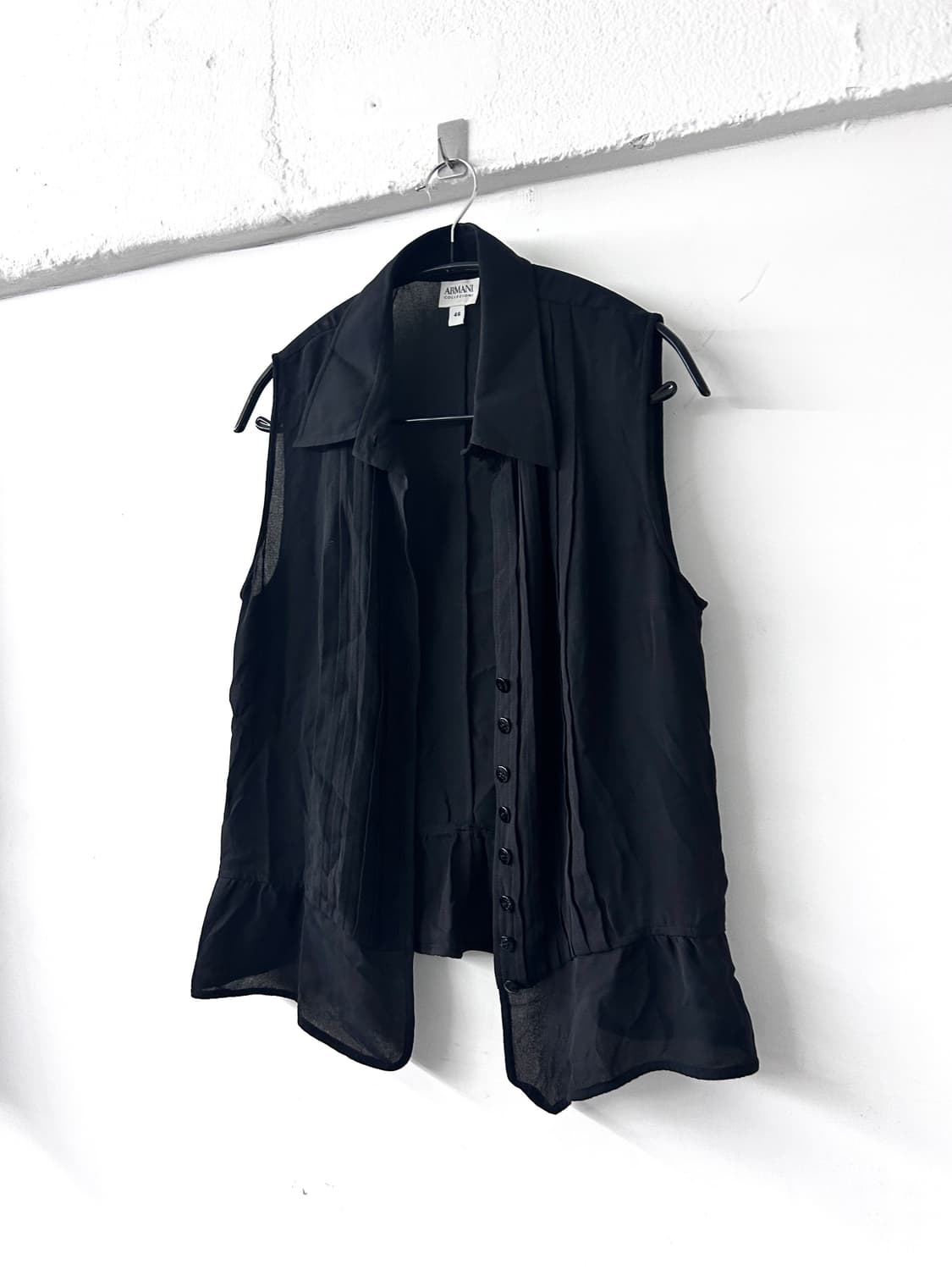 Armani collezioni 플리츠 시스루 슬리브리스 셔츠 상품이미지3