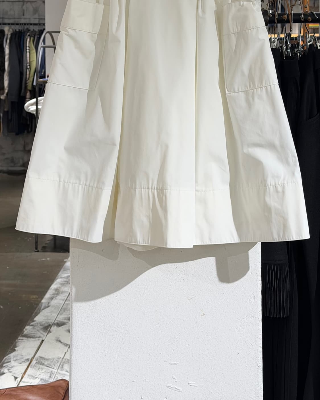 폭시 뉴욕 화이트 포켓 플레어 미디 스커트 상품이미지3