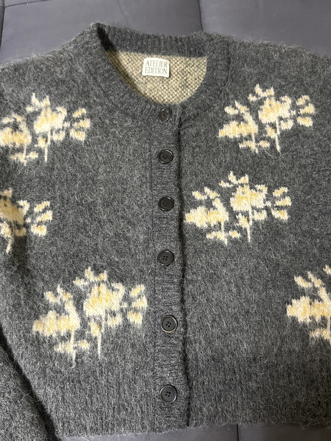 아뜰리에에디션 플라워 니트 가디건 (차콜) 상품이미지4