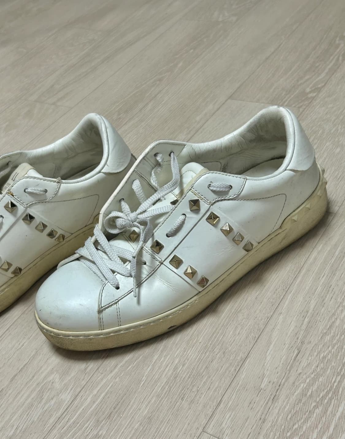 발렌티노 송아지 가죽 락스터드 언타이틀드 스니커즈 상품이미지3