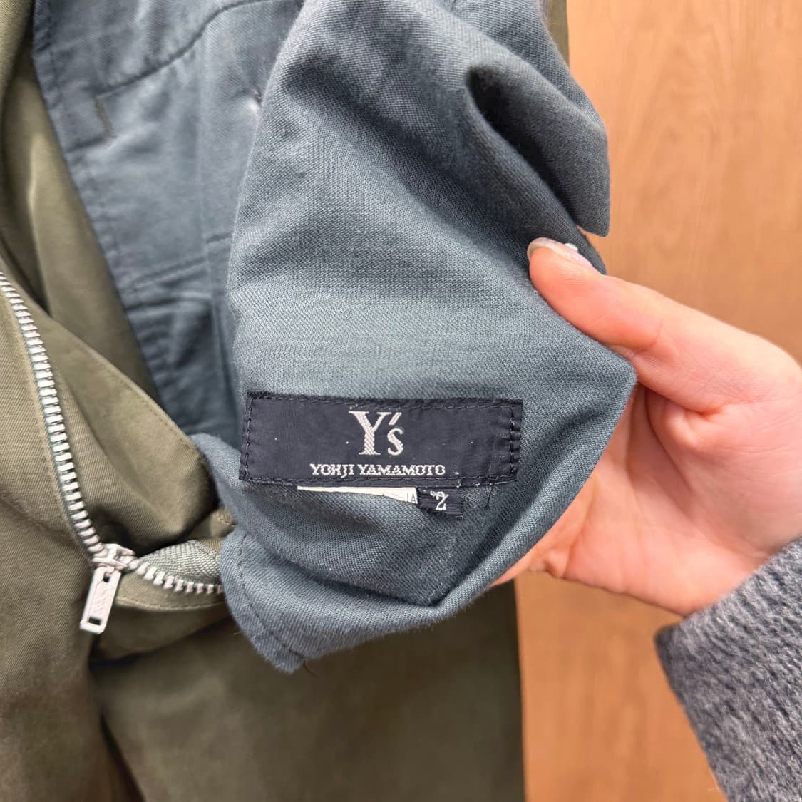 요지 야마모토 치노 팬츠 더블 버튼 클로징 사선 포켓 디테일 카키 상품이미지6