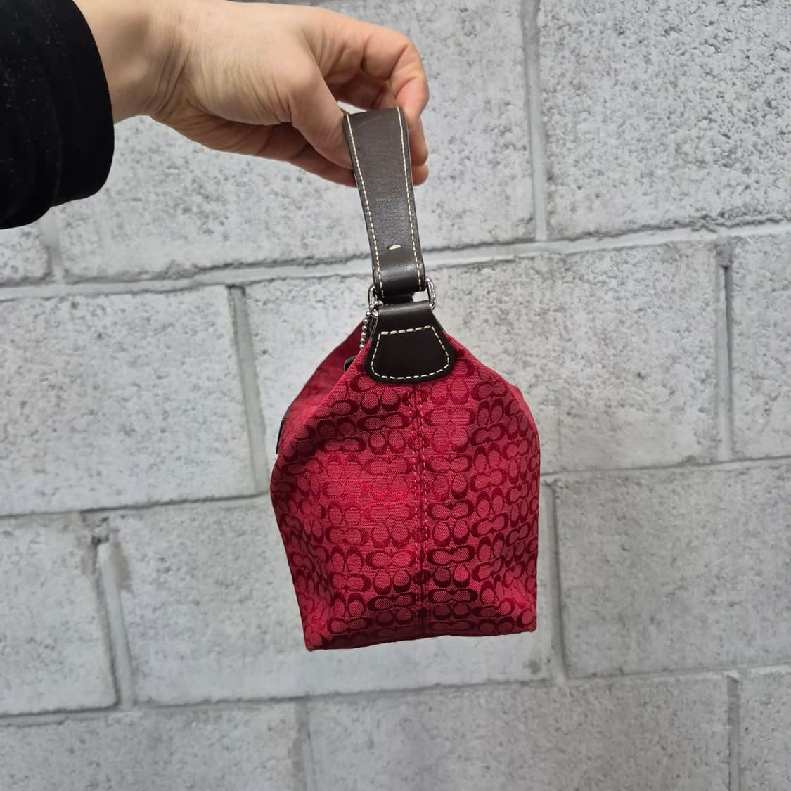 코치 미니 시그니처 파우치백 상품이미지4