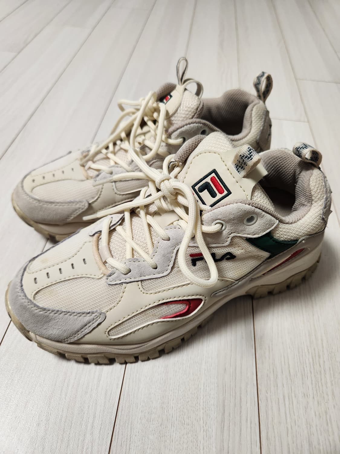 휠라 운동화 남녀공용 워킹화 레이트레이서 사이즈240

사용감은 좀 있지 상품이미지1