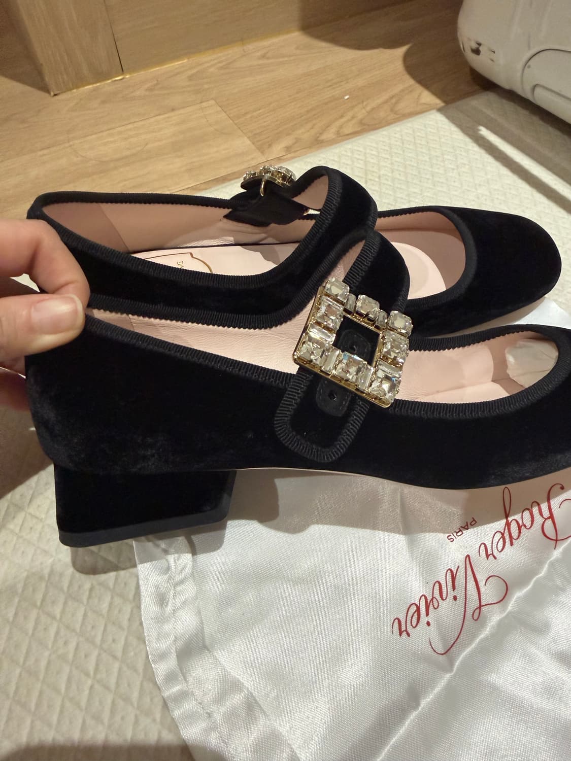 로저비비에 벨벳 메리제인 플랫 상품이미지2