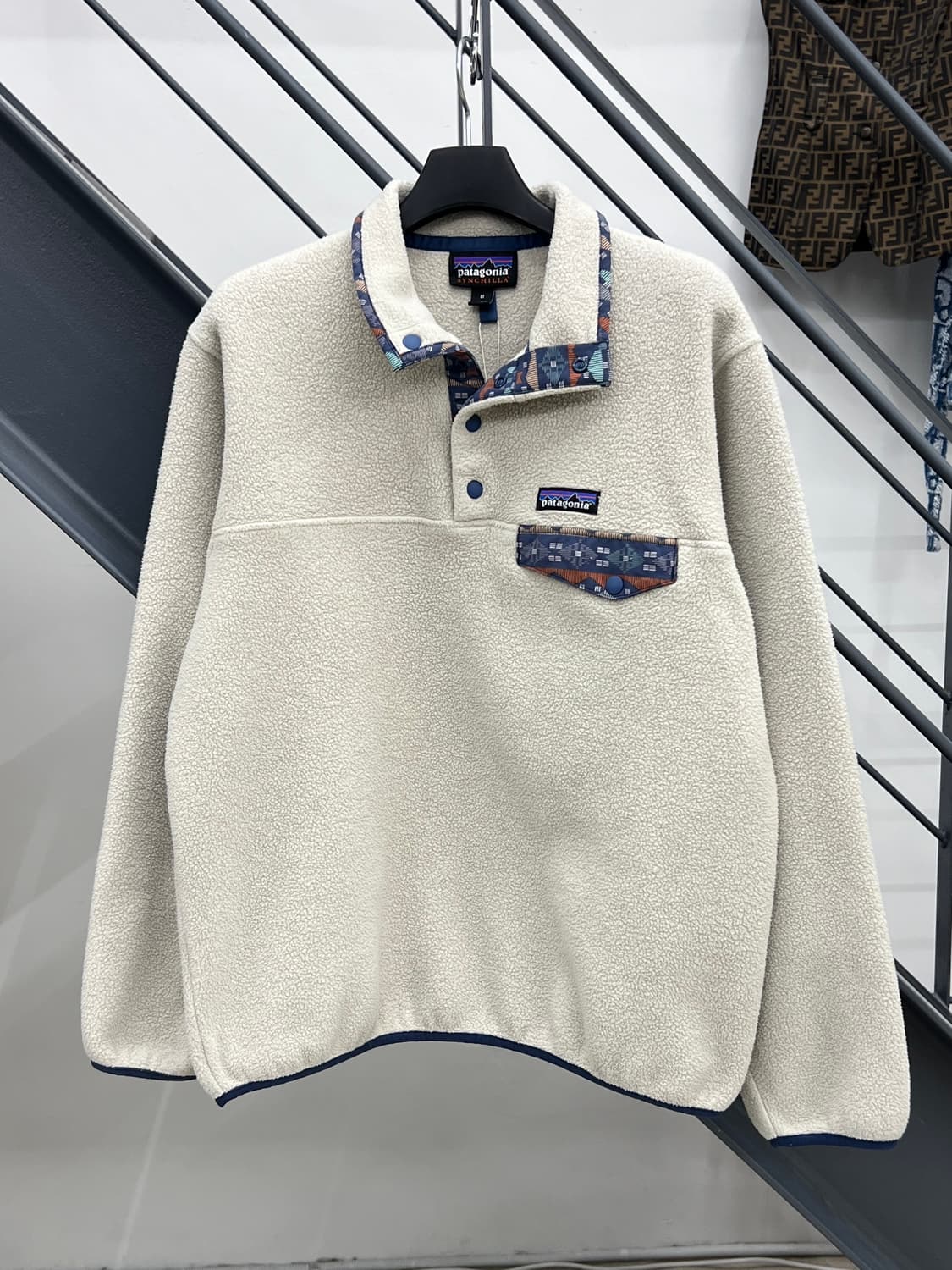 파타고니아 신칠라 오트밀 스냅 플리스 상품이미지1