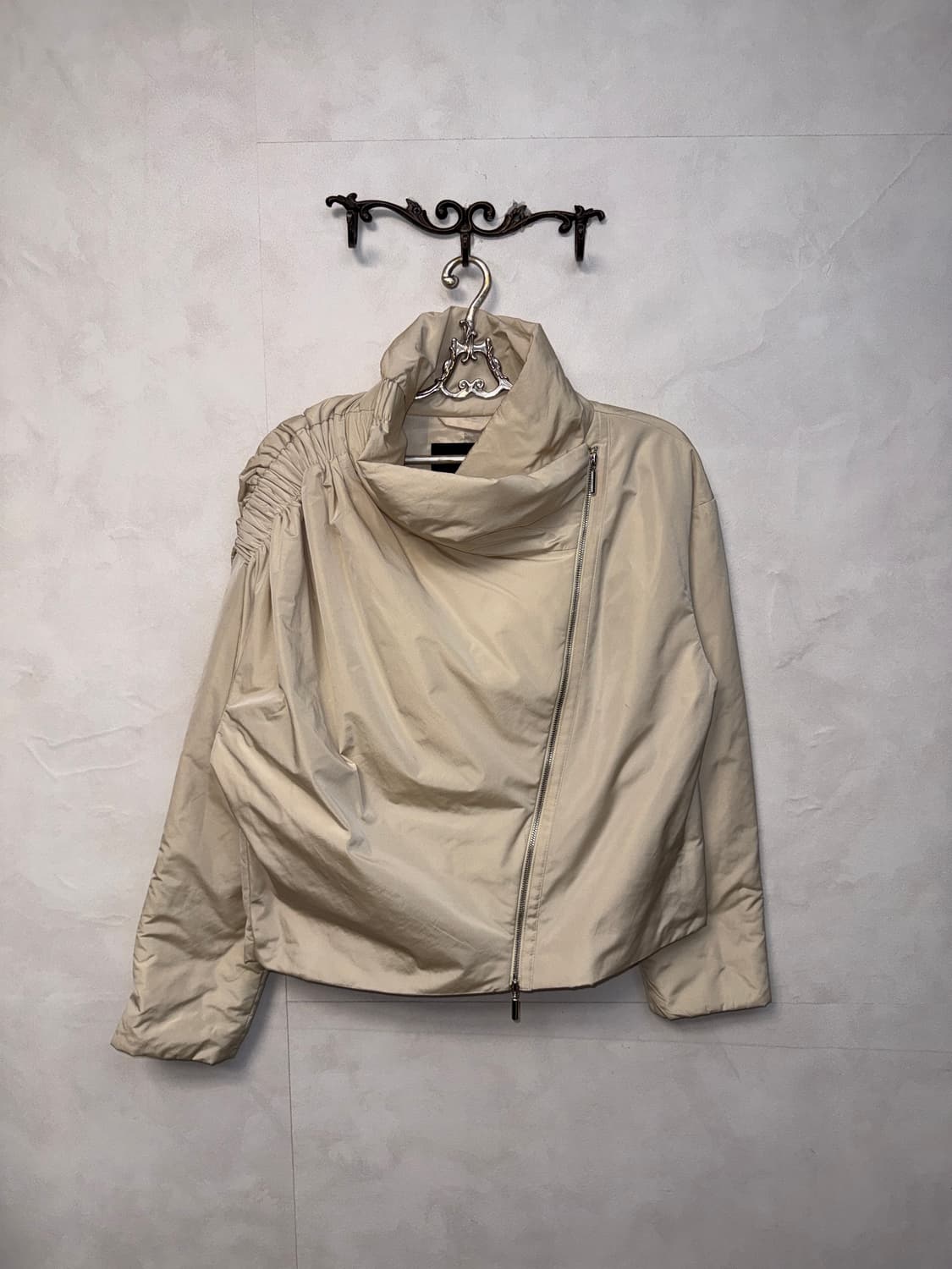 Ivory draped shirring two ways puffer 상품이미지5