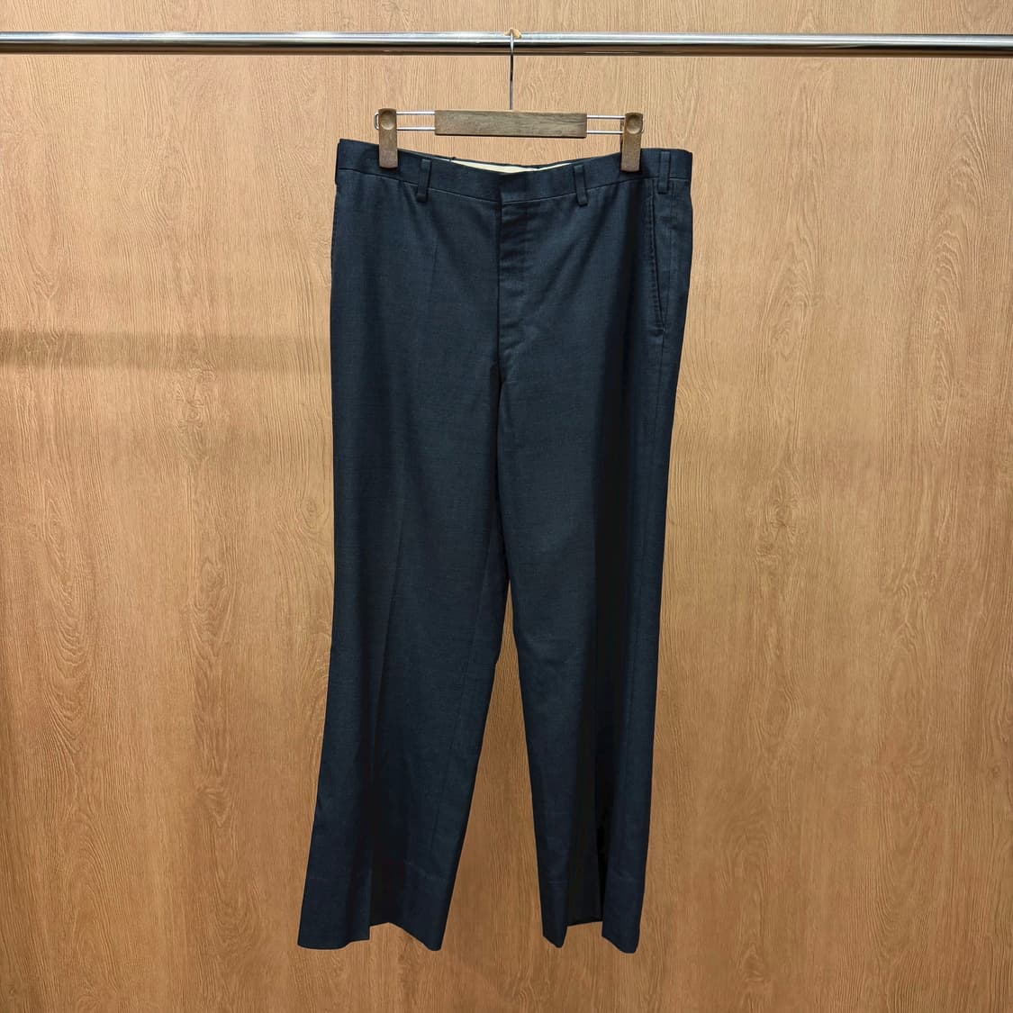 버버리 클래식 테일러드 슬랙스 팬츠 사이드 웰트 포켓 디테일 차콜 그레이 상품이미지2