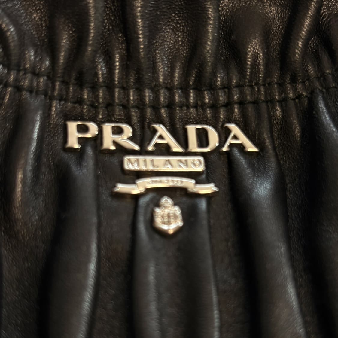 (이체시에눌) 프라다 나파 고프레 블랙 색상 숄더백 상품이미지5