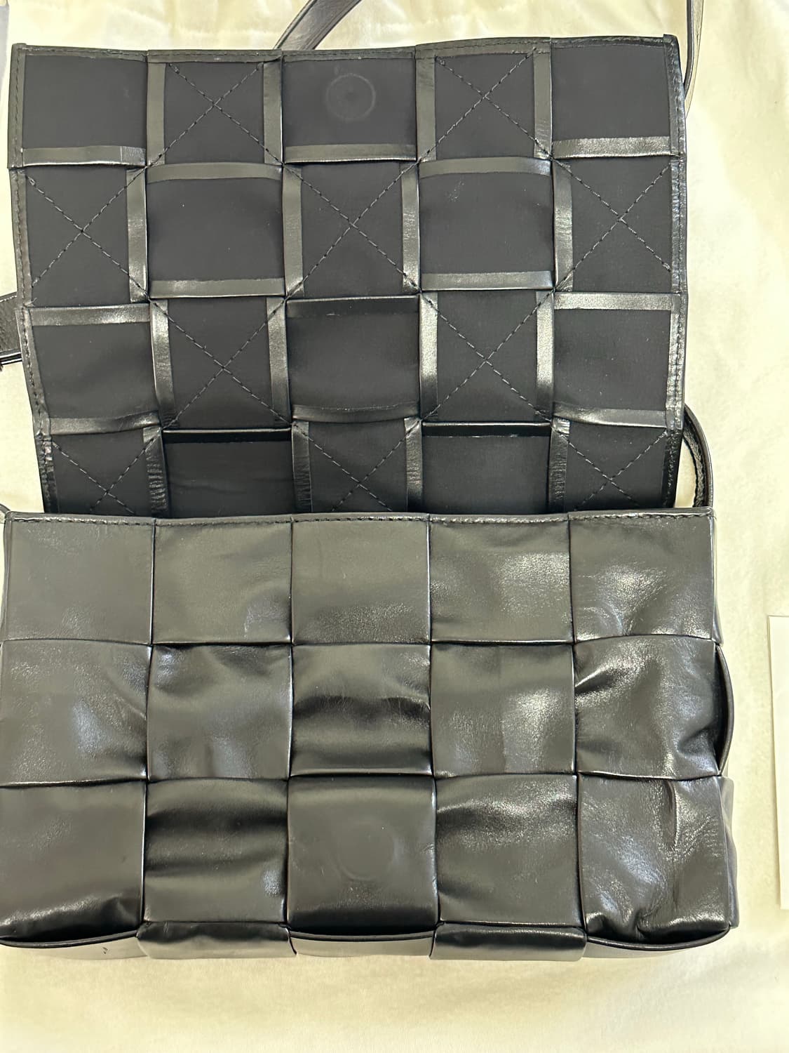 보테가베네타 카세트백 버클 블랙 유광 상품이미지3