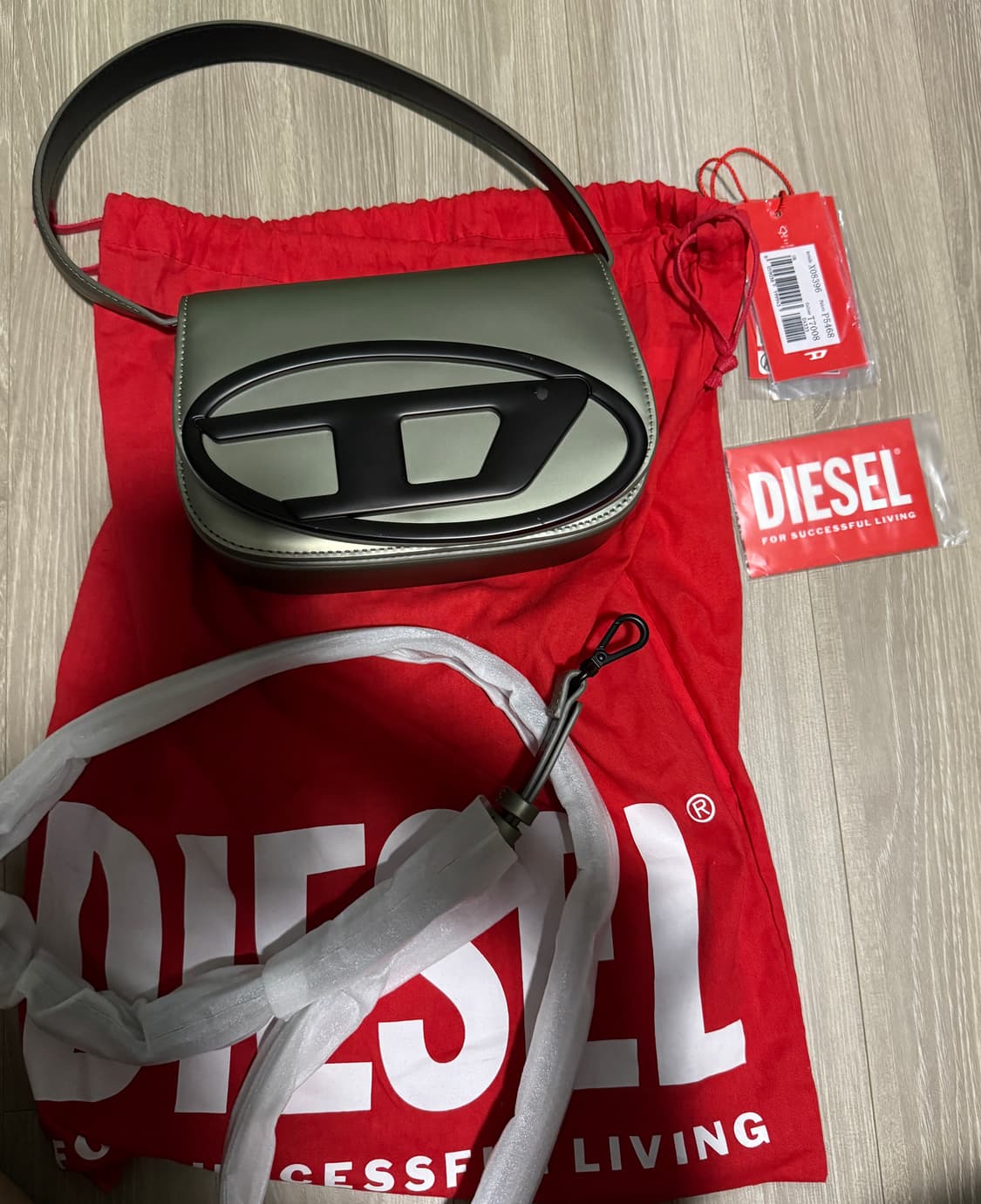 Diesel 1DR 메탈릭 백 상품이미지2