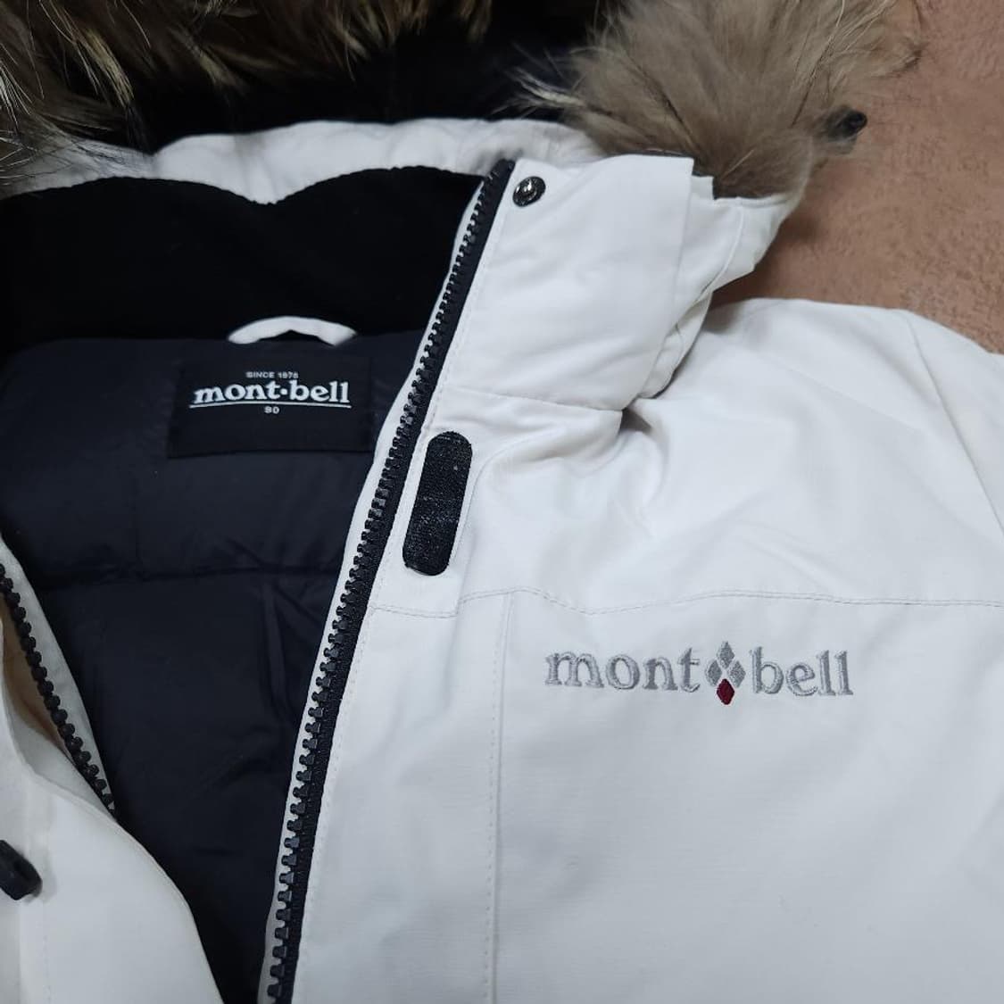 몽벨 여성 구스다운 화이트 패딩(너구리 퍼털) 상품이미지3