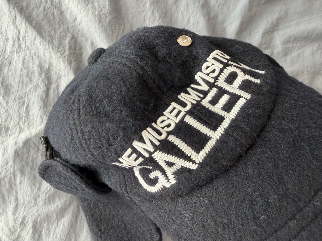 더뮤지엄비지터 모자 상품이미지2