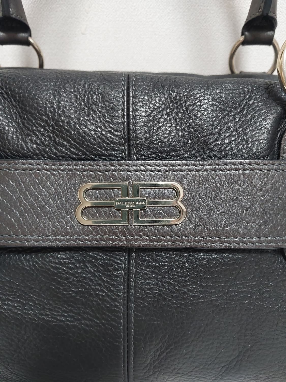 발렌시아가 BB로고 카우레더 테슬 숄더백 (정품) 상품이미지2