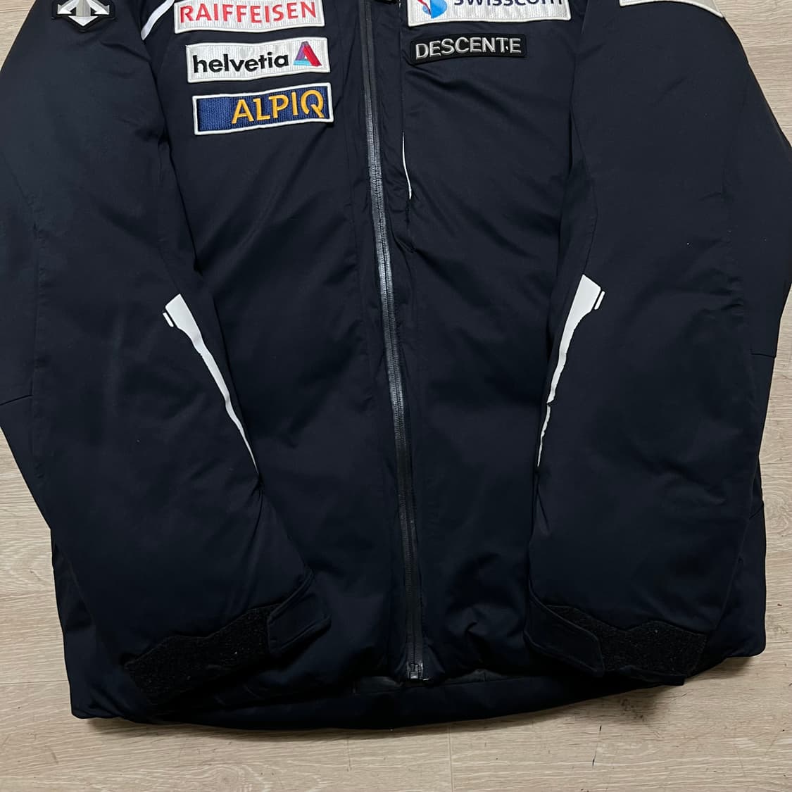 데상트 아우디 덕다운 스폰서패치 스키패딩 점퍼 [블랙] L/100 상품이미지3