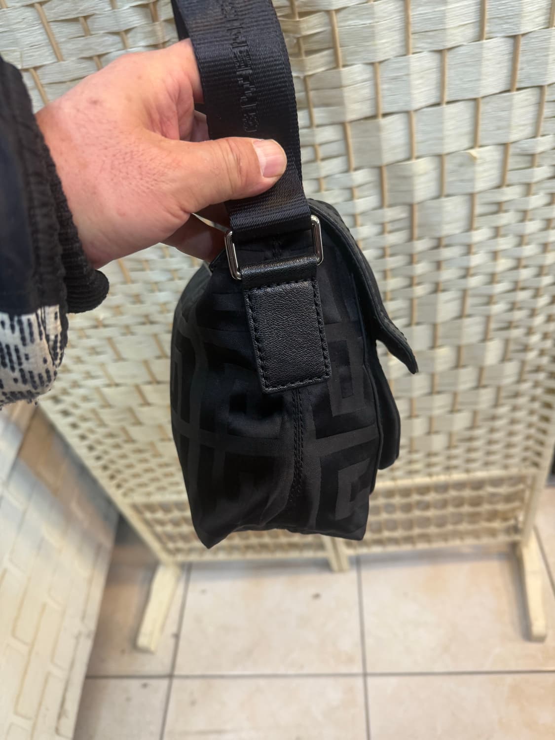 정품 지방시 시그니처 크로스백 팝니다 상품이미지5