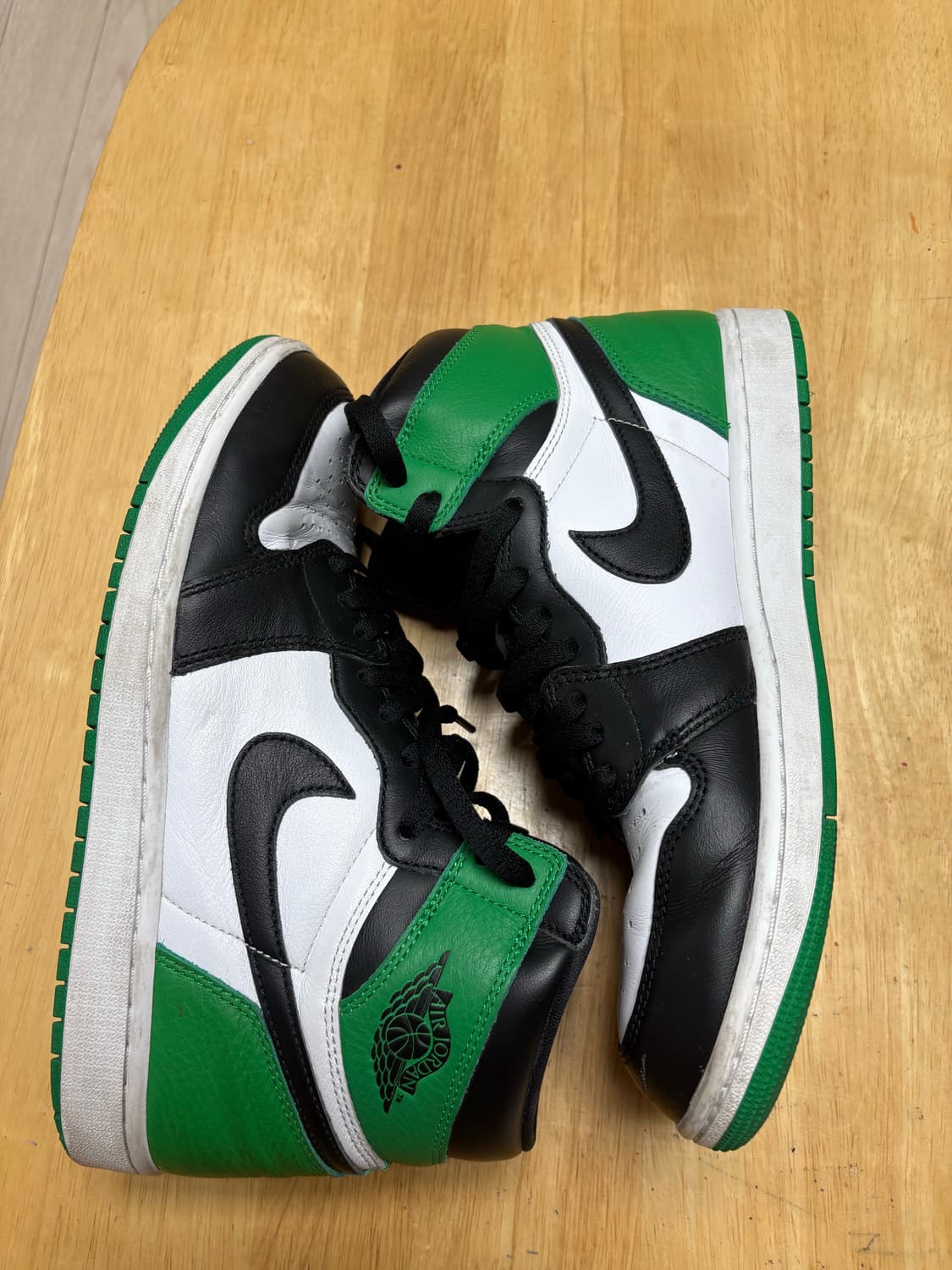 조던1 레트로 하이 블랙 앤 럭키 그린 상품이미지2