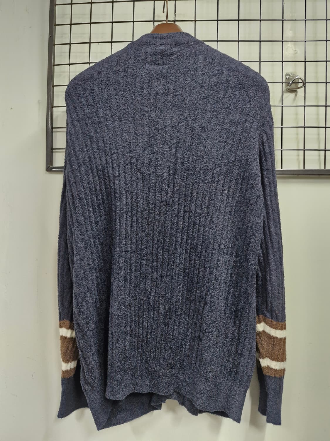 100L 젤라또피케 남성 소매 배색 가디건 네이비. 상품이미지6