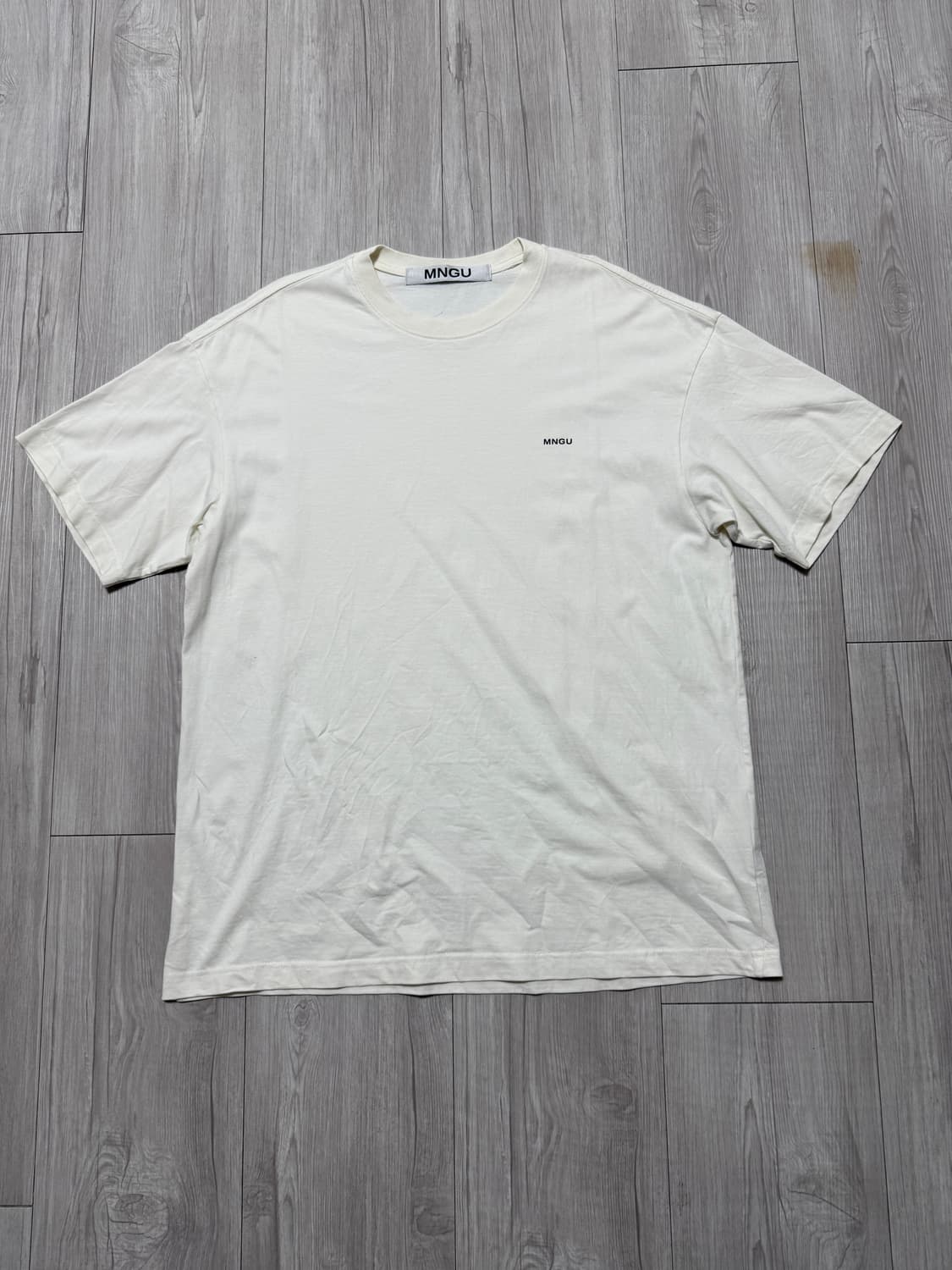 [M] MNGU 오버사이즈드 로고 티셔츠 에크루 화이트 상품이미지1