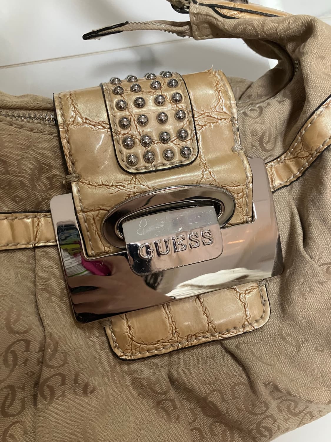 게스 2000s Y2K 숄더백 모노그램 골드 상품이미지3