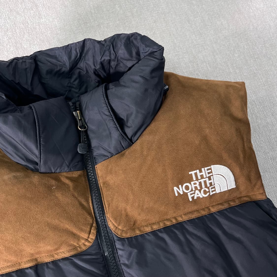 100 노스페이스 한정판 스웨이드 700 눕시조끼패딩 상품이미지3
