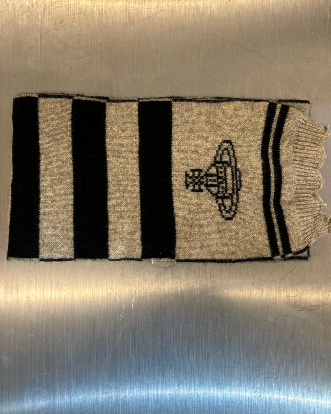 비비안 웨스트우드 시그니처 오브 로고 스트라이프 니트 머플러  상품이미지2