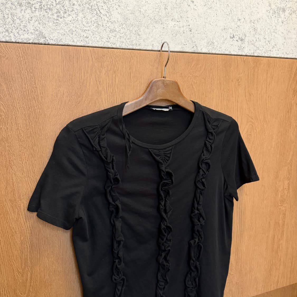 빈티지 라운드넥 반팔 티셔츠 프릴 디테일 레귤러핏 블랙 상품이미지3