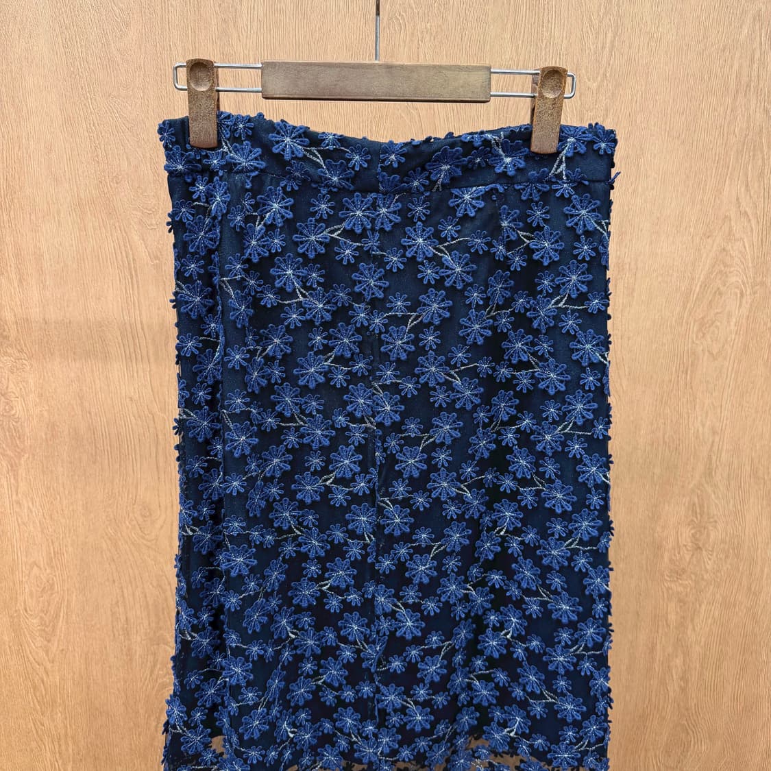 안나수이 미디 스커트 플라워 자수 레이스 레이어드 디테일 슬림핏 블루 상품이미지4