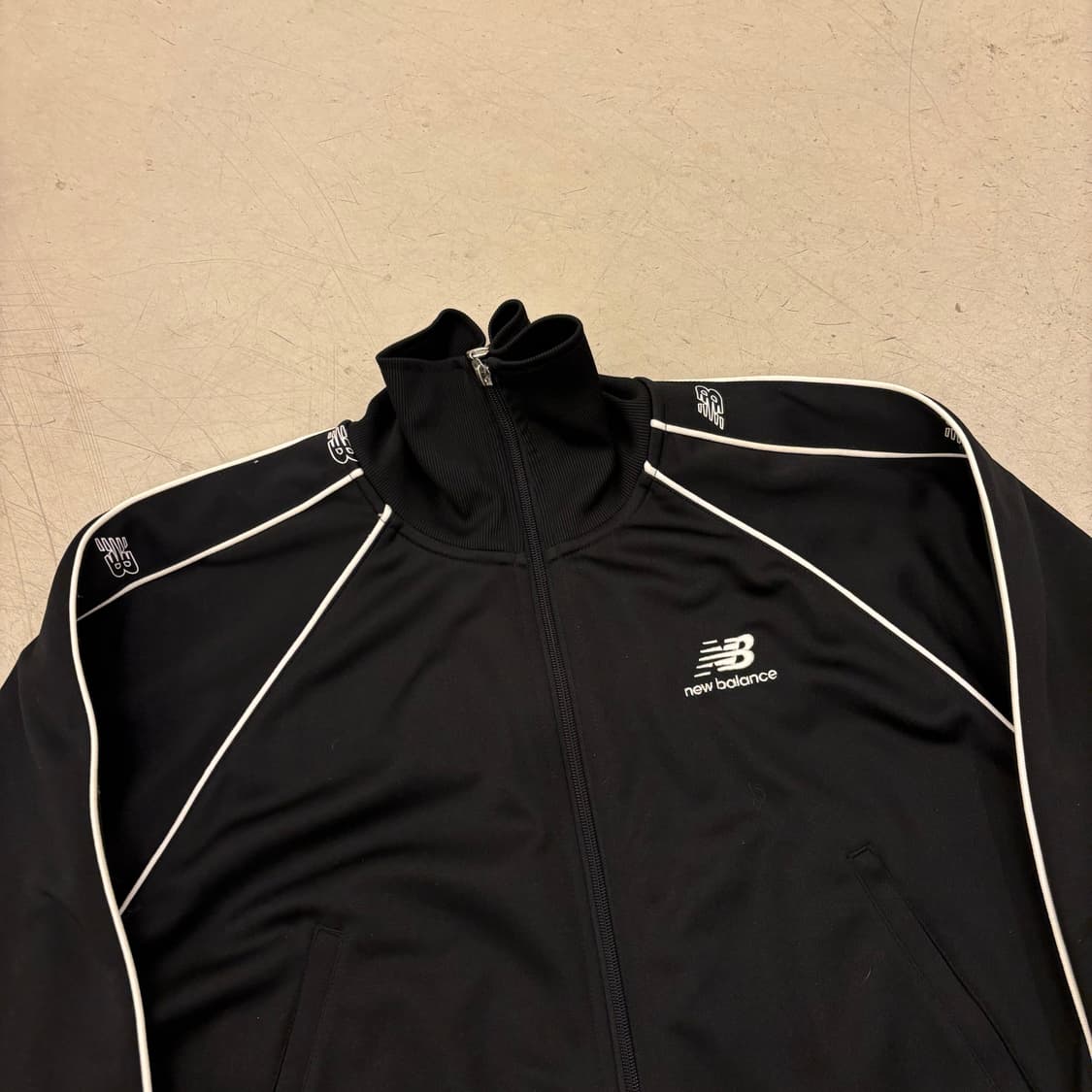 뉴발란스 우먼스 블랙 스몰로고 져지 상품이미지2