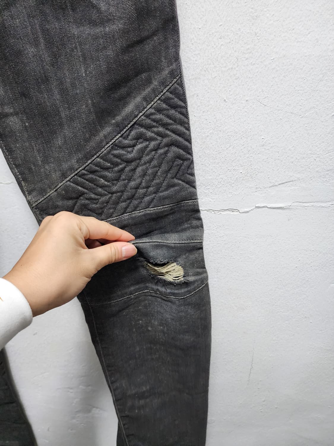 발망 13FW 블랙컬러 지오메트릭 바이커 팬츠 상품이미지3