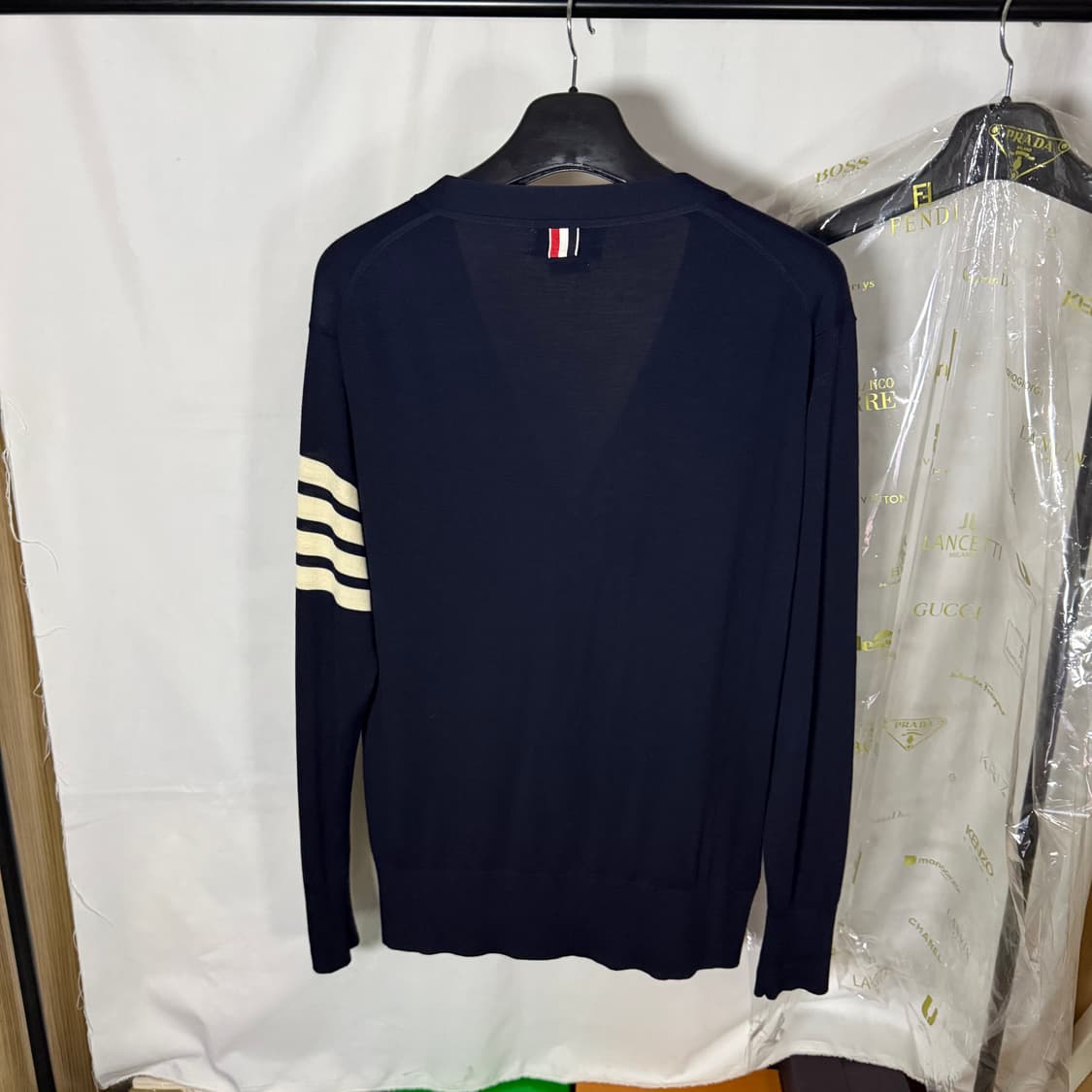 [4사이즈] 톰브라운 클래식 메리노 울 사선 가디건 네이비 상품이미지8