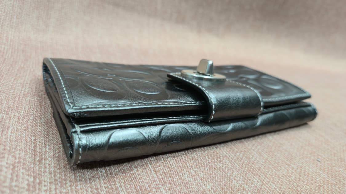 코치 양각 시그니처 C 패턴 건메탈 실버 턴락 코치 지갑 상품이미지4