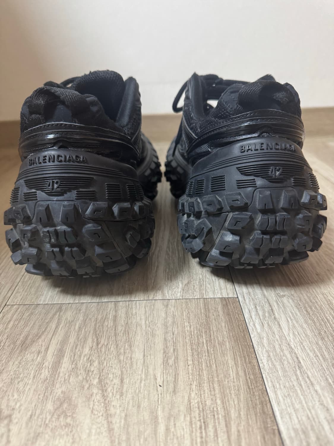 [42] 발렌시아가 디펜더 스니커즈 블랙 상품이미지3