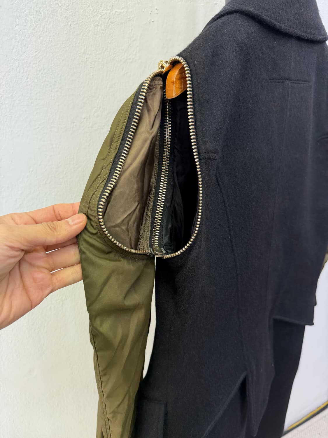 매장판정품) 지방시 여성 금장 디테일 봄버 코트 38 상품이미지5