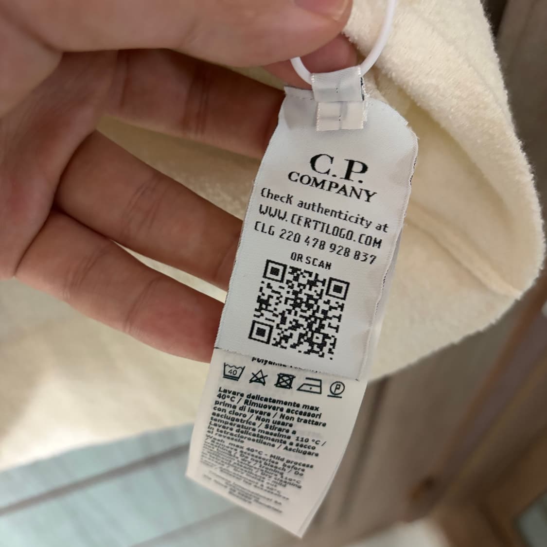 [새상품]씨피컴퍼니 CP컴퍼니 렌즈 와펜 크루넥 니트 아이보리 상품이미지4