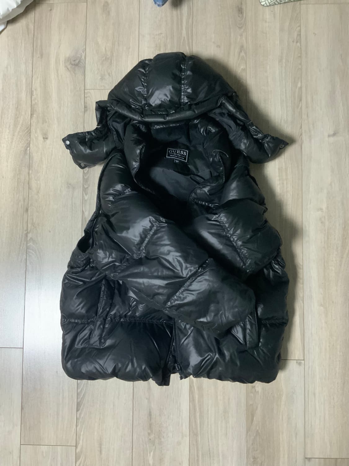 Guess 글레이즈드 디테쳐블 슬리브 다운 블랙 유광패딩 상품이미지2