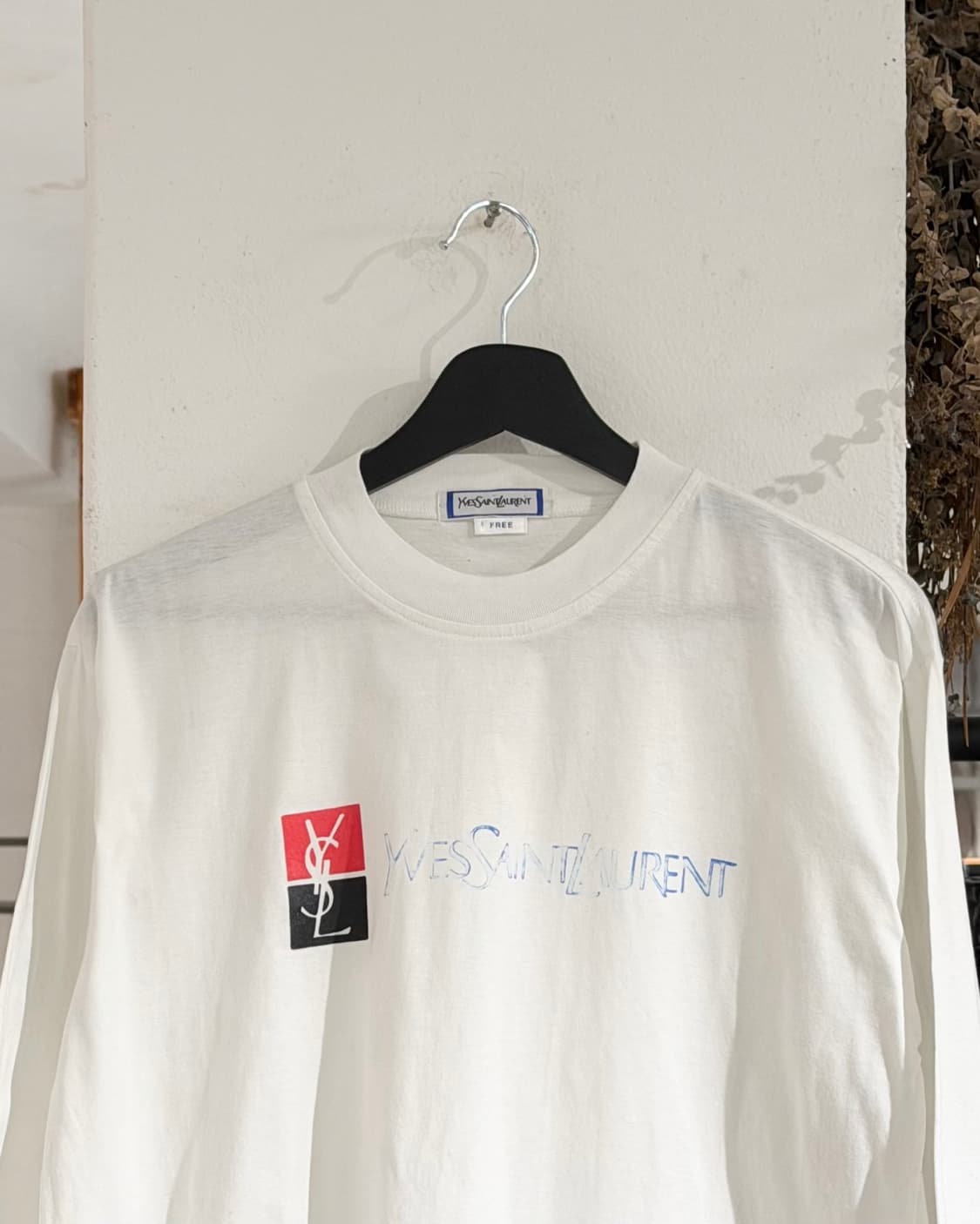 이브 생 로랑 화이트 로고 프린팅 롱슬리브 티셔츠 상품이미지4