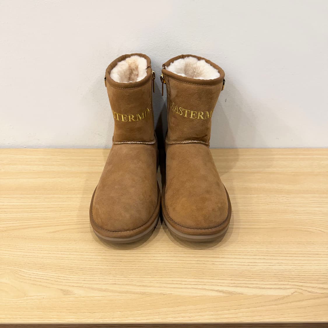 마스터 마인드 X 어그 클래식 부츠 스컬 자수 사이드 지퍼 디테일 베이지 상품이미지2