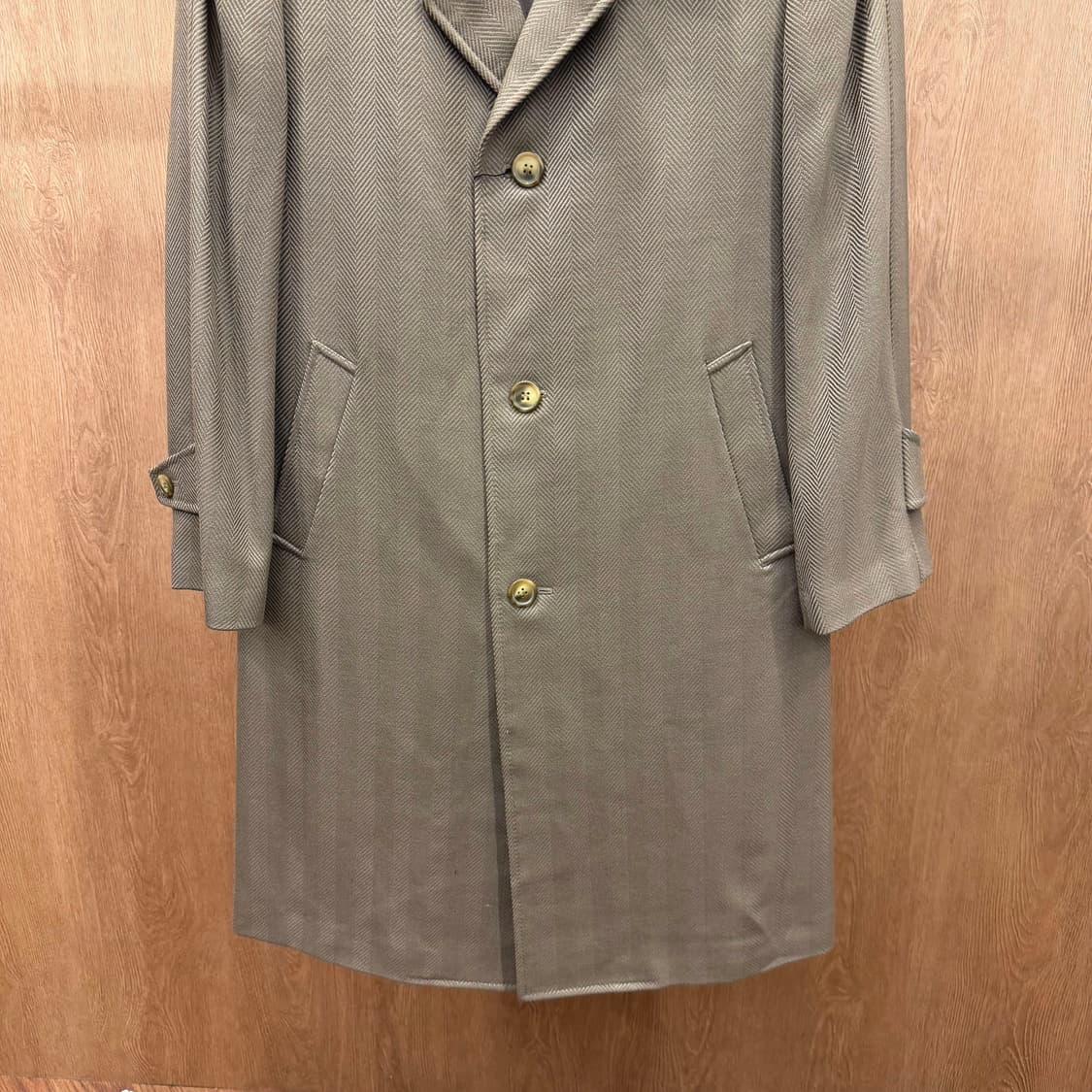 입생로랑 싱글 브레스티드 울 코트 노치드 라펠 헤링본 패턴 디테일 베이지 상품이미지5