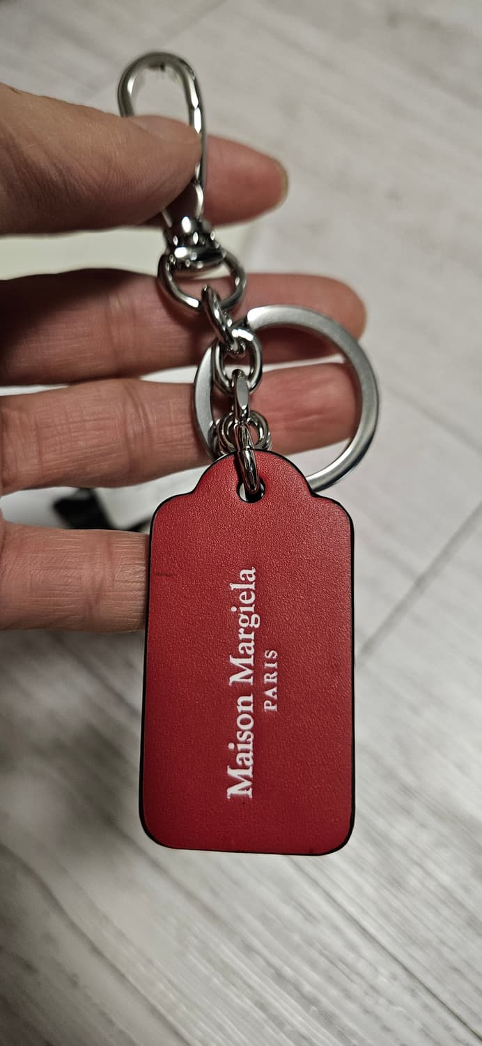 메종 마르지엘라 포 스티치 키링 블랙 레드 상품이미지2