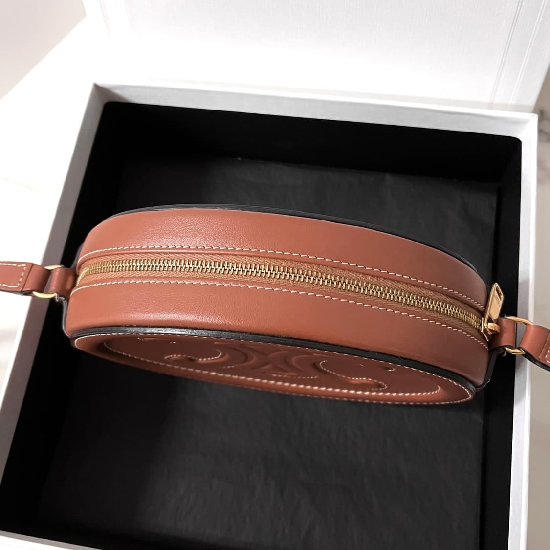 셀린느 오벌 펄스 미니 크로스백 가방 상품이미지4