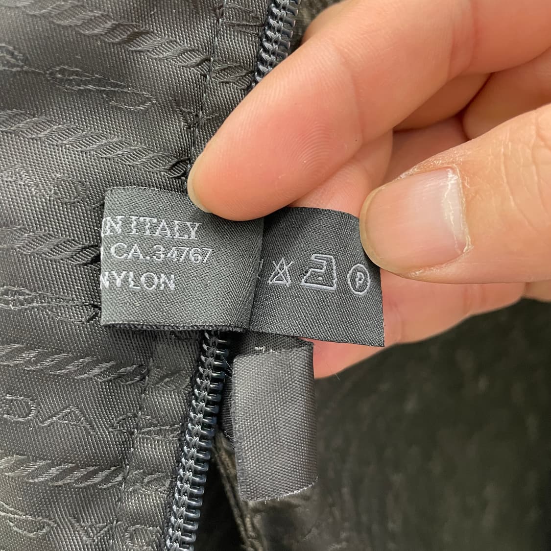 프라다 블랙 나일론 풀로고 집업 코트 상품이미지7