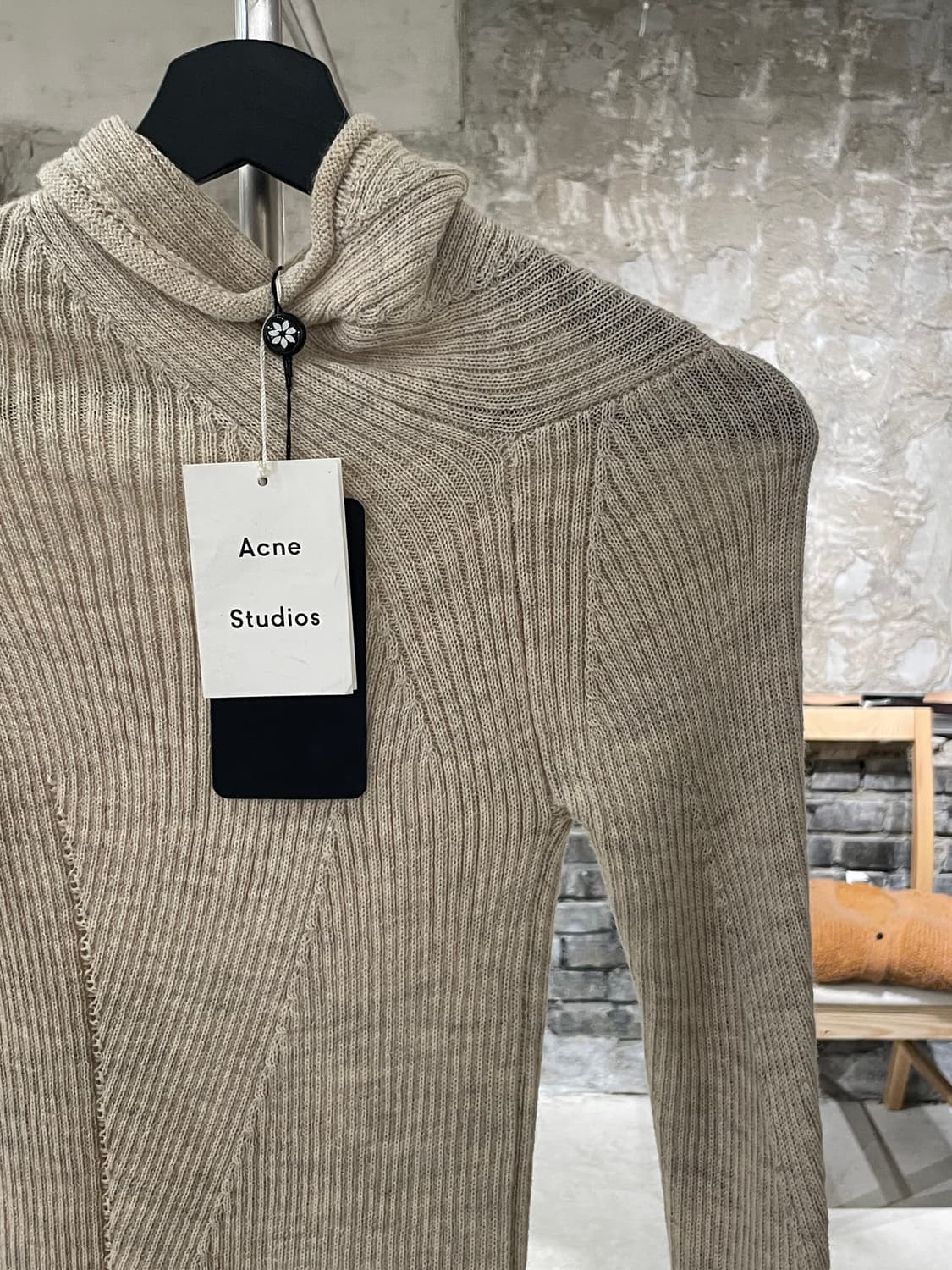 아크네 스튜디오 라이트 베이지 슬림 골지 폴라 니트 상품이미지3