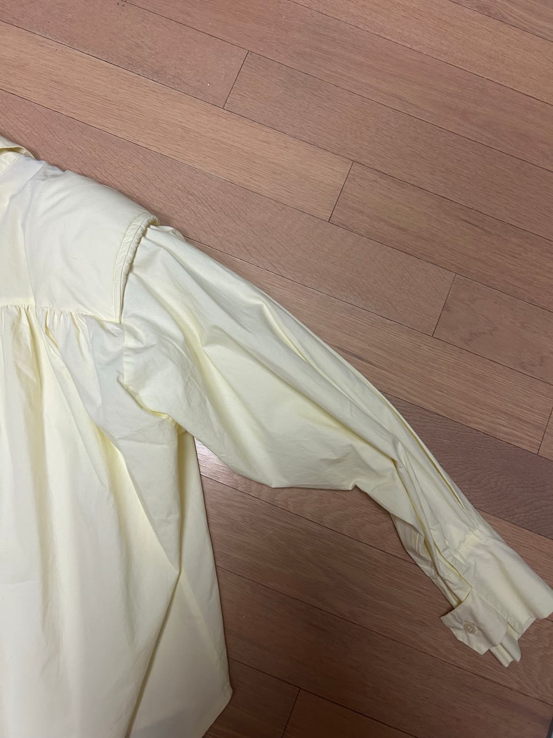 더일마 레몬색 볼륨 셔츠 상품이미지4