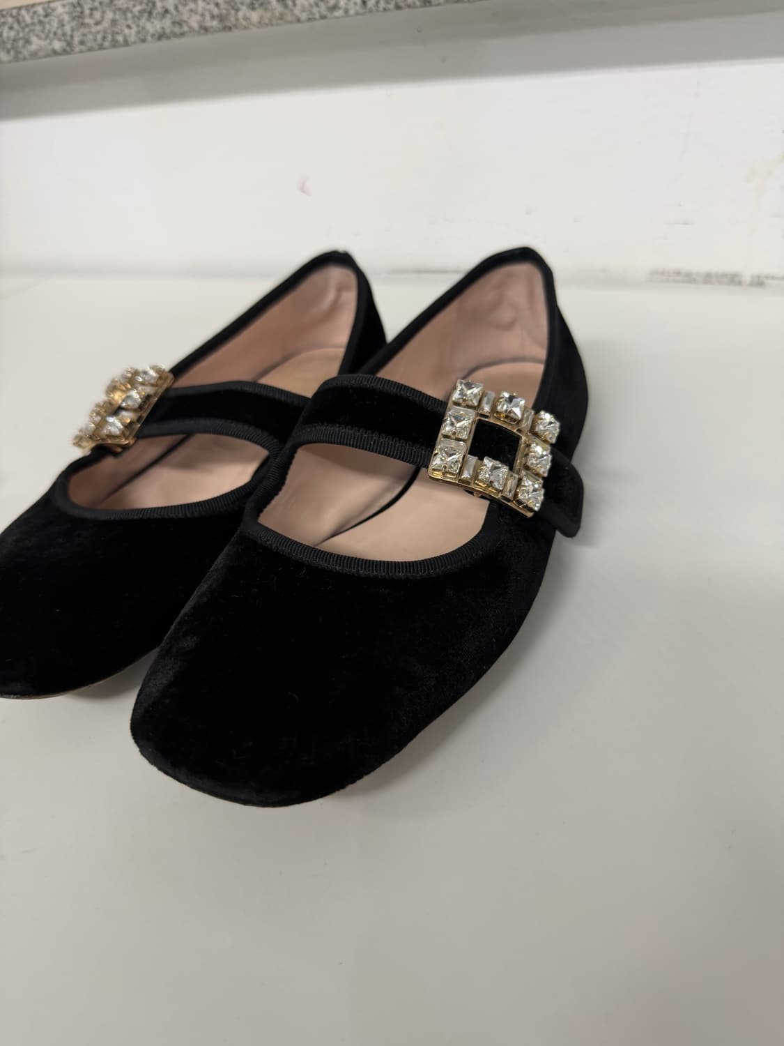 정품) 로저비비에 블랙 벨벳 큐빅 장식 플랫 슈즈 37 상품이미지2