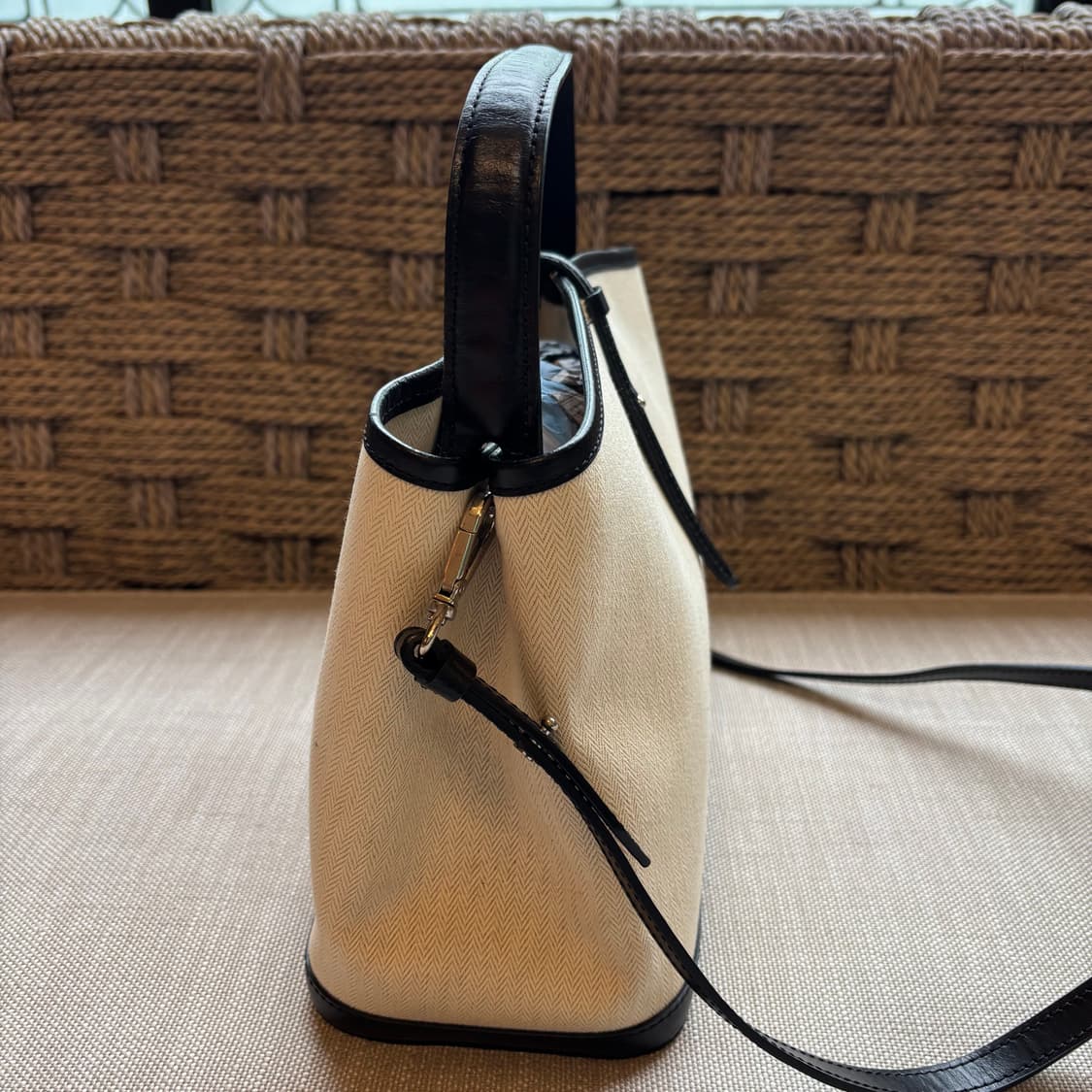 킨더살몬(KINDERSALMON) 레더 트림 캔버스 크로스바디 에크루 상품이미지3