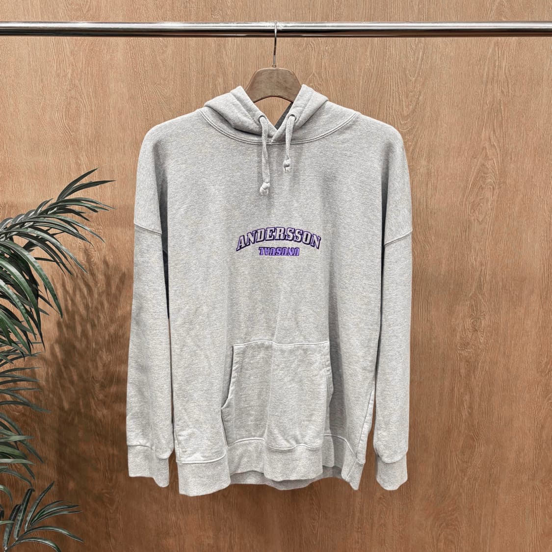 앤더슨벨 후드티 로고 그래픽 프린팅 드로우 스트링 디테일 레귤러핏 그레이 상품이미지1